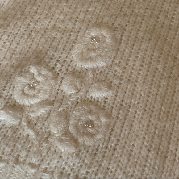 Vintage Colleen’s Collectables white sweater with white flowers - Picture 6 of 7